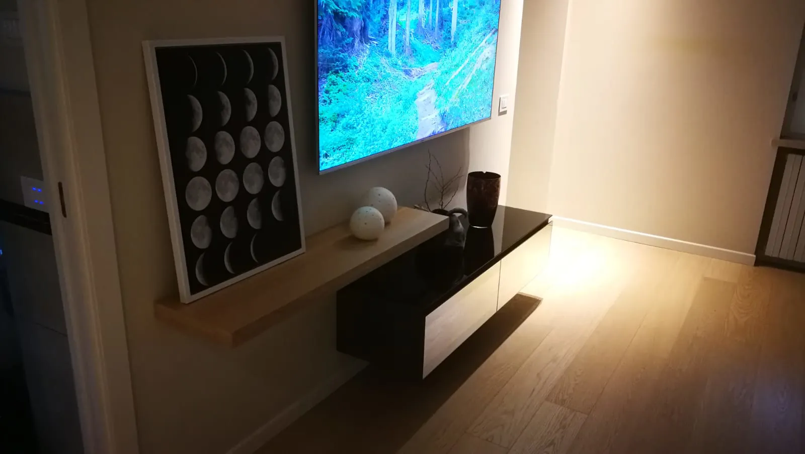 Colpo del primo piano di una serie di cassetti in legno
