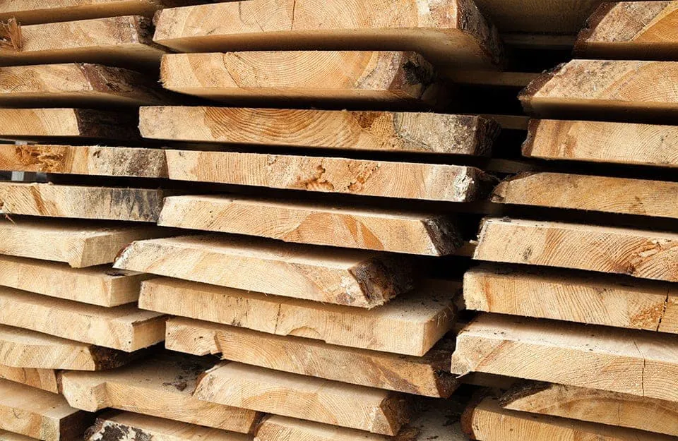 Tavolame di legno su bancale 